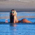 Le mannequin Kerrie McMahon en plein shooting pour 138 Water sur une plage de Malibu. Le 26 janvier 2015.