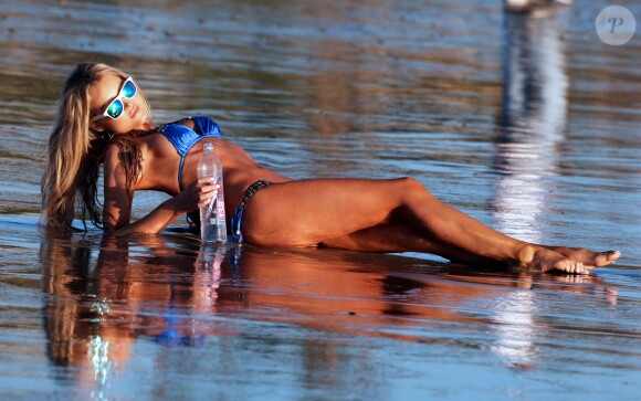 Le mannequin Kerrie McMahon en plein shooting pour 138 Water sur une plage de Malibu. Le 26 janvier 2015.