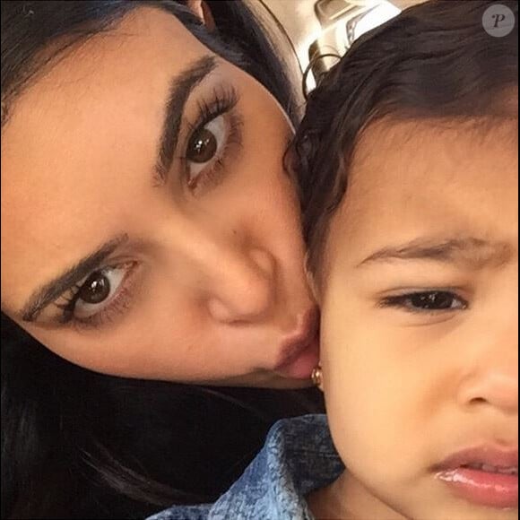 Selfie de Kim Kardashian et sa fille North, visiblement ennuyée. Photo postée le 31 janvier 2015.