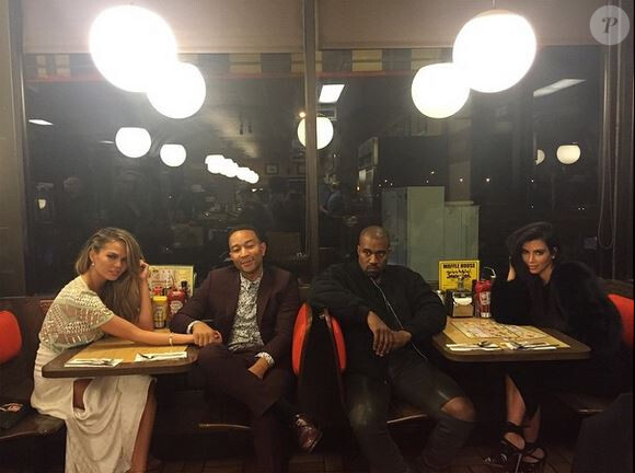 Chrissy Teigen, John Legend, Kanye West et Kim Kardashian dînent dans un restaurant Waffle House à Scottsdale, Arizona. Photo postée le 31 janvier 2015.