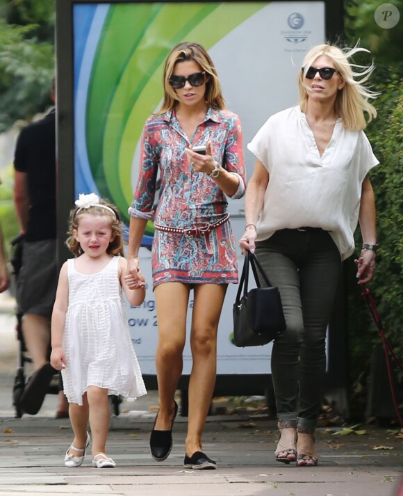 Abbey Clancy avec sa mère Karen et sa fille Sophia à Londres, le 20 juillet 2014