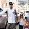 Travis Barker se balade avec sa fille Alabama a Los Angeles, le 3 juillet 2013  