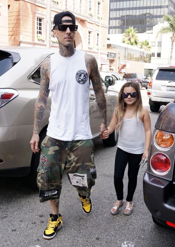 Travis Barker se balade avec sa fille Alabama a Los Angeles, le 3 juillet 2013  