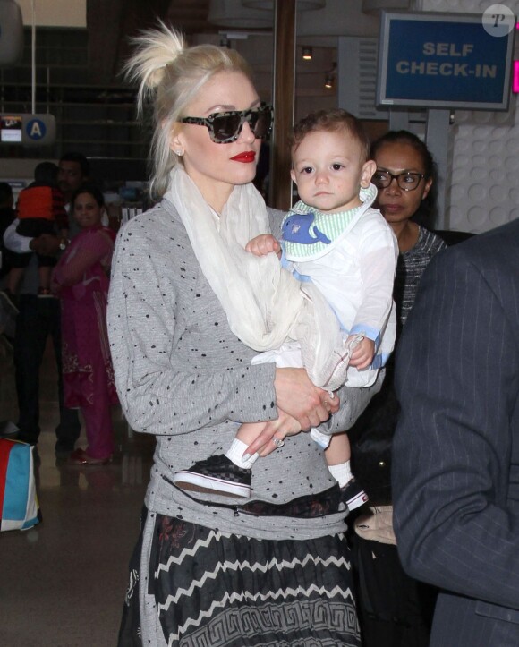 Gwen Stefani prend un vol à l'aéroport de Los Angeles avec son fils Apollo, le 21 janvier 2015.