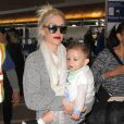 Gwen Stefani prend un vol à l'aéroport de Los Angeles avec son fils Apollo, le 21 janvier 2015.