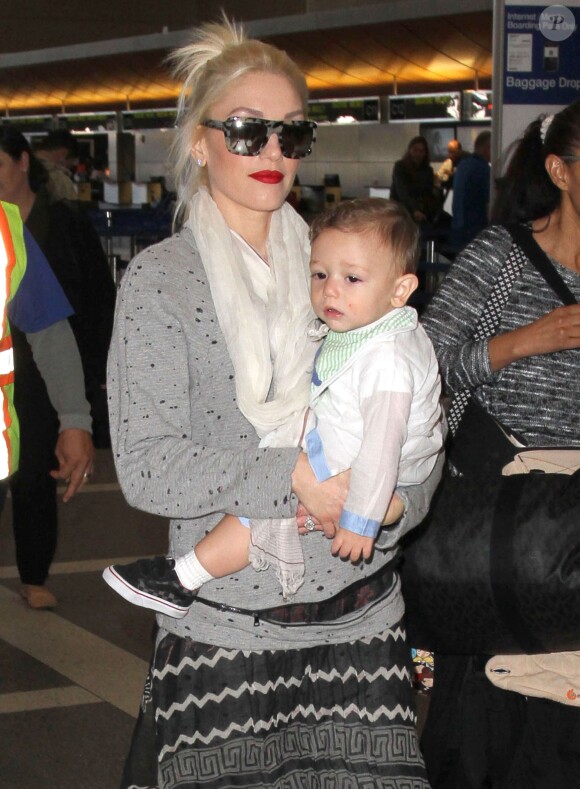 Gwen Stefani prend un vol à l'aéroport de Los Angeles avec son fils Apollo, le 21 janvier 2015.