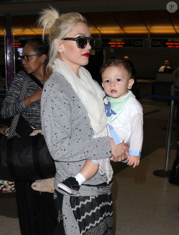 Gwen Stefani prend un vol à l'aéroport de Los Angeles avec son fils Apollo, le 21 janvier 2015.