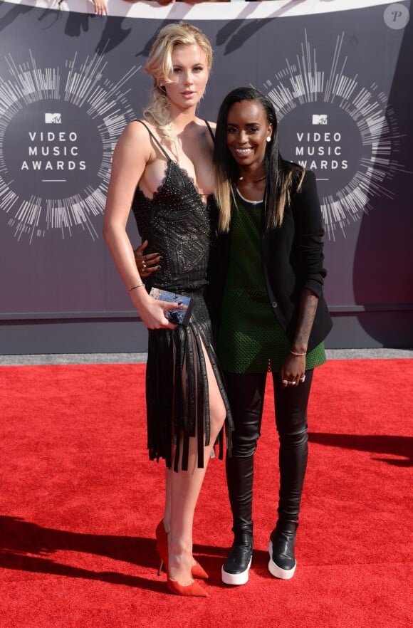 Ireland Baldwin et Angel Haze à la Cérémonie des MTV Video Music Awards à Inglewood. Le 24 août 2014