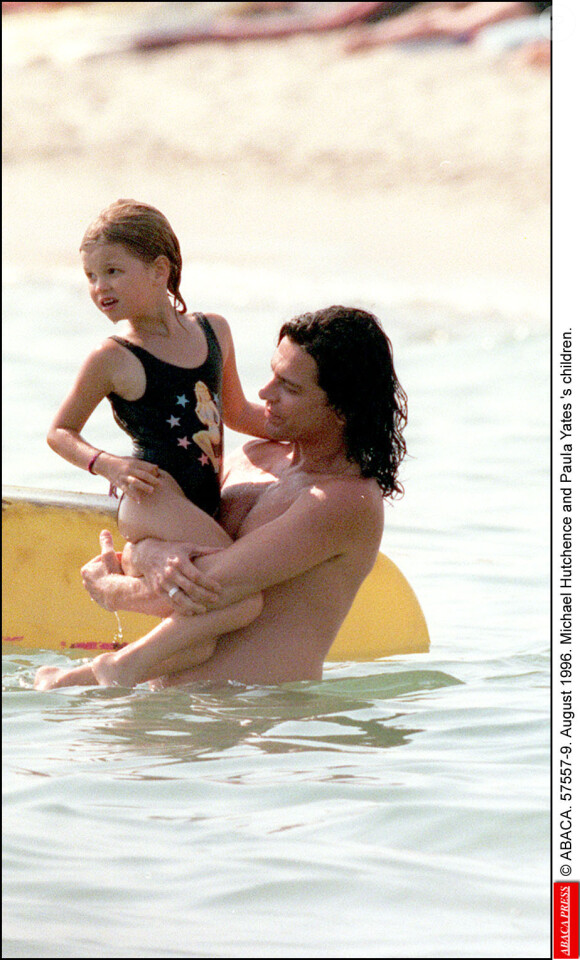 Michael Hutchence en août 1996 avec sa fille Tiger Lily