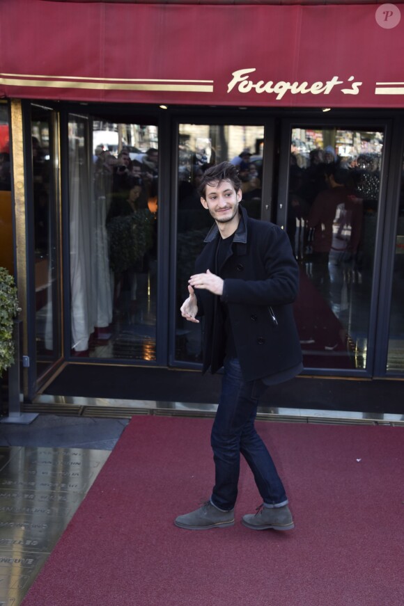 Pierre Niney - Arrivées extérieures au déjeuner des nommés aux César 2015 au Fouquet's à paris le 7 février 2015 