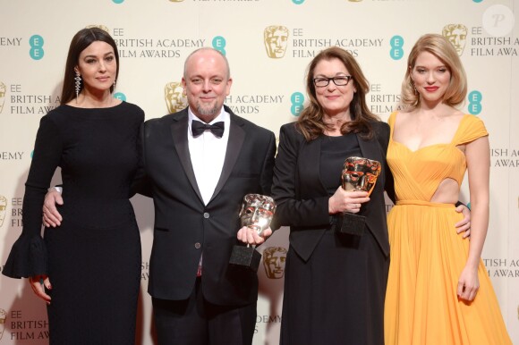 Frances Hannon et Mark Coulier (meilleur maquillage pour The Grand Budapest Hotel) aux côtés des remettantes Léa Seydoux et Monica Belucci lors des EE British Academy Film Awards 2015 à Londres le 8 février 2015.