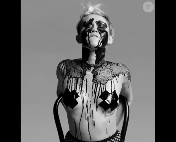 La chanteuse Miley Cyrus en mode burlesque trash dans le clip de l'artiste Quentin Jones, dévoilé par le magazine Nowness, le 1er mai 2014.
