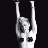 Miley Cyrus à moitié nue en latex : La star héroïne d'un festival porno