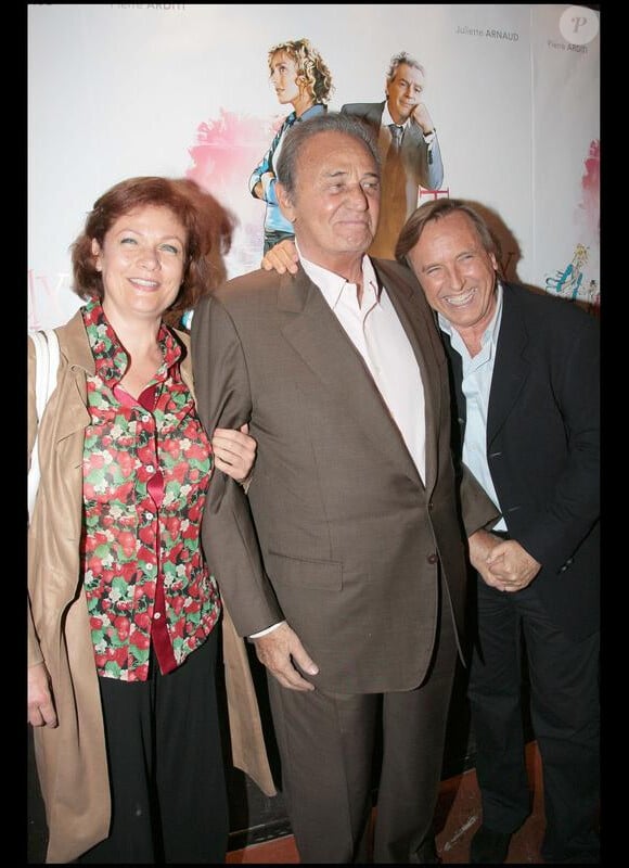 Roger Hanin et sa compagne Agnès Berdugo, le réalisateur Alexandre Arcady - à Paris, le 5 mai 2008.