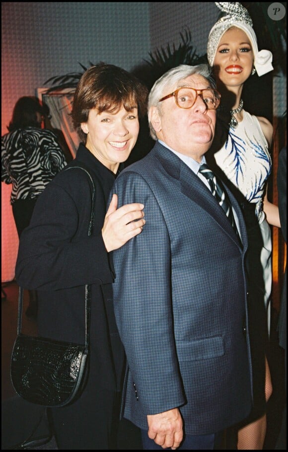 Archives - Fabienne Egal et Roger carel lors d'une soirée pour la sortie du livre "Les Champs-Elysées, trois siècles d'histoire", en 1998.