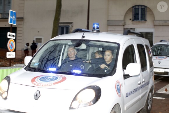 Nabilla Bennatia quitte sa cellule de la maison d'arrêt de Versailles et se rend à la la cour d'appel de Versailles le 20 novembre 2014.