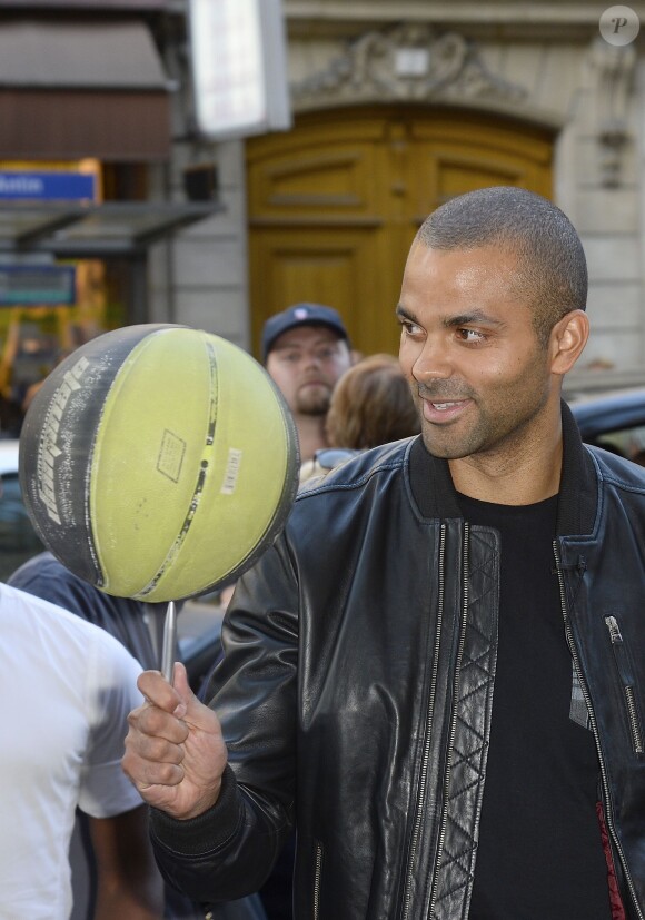 Tony Parker rencontre ses fans au magasin La Halle Boulevard Haussmann à Paris Le 27 septembre 2014