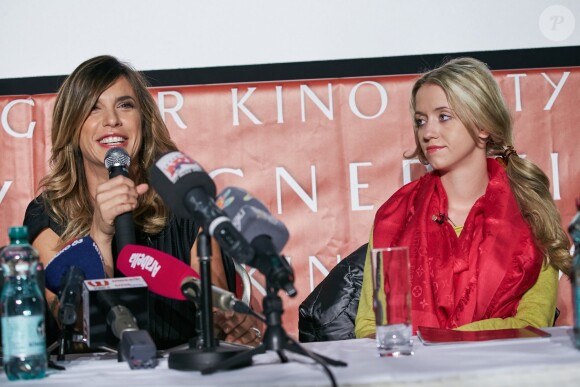 Elisabetta Canalis et Cathy Lugner lors d'une conférence de presse pour le Bal de l'Opéra de Vienne 2015 à Vienne le 11 février 2015