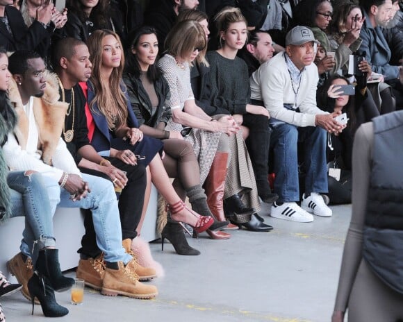 Cassie, Diddy, Jay Z, Beyoncé, Kim Kardasian, Anna Wintour, Virginia Smith, Hailey Baldwin et Russell Simmons assistent à la présentation de la collection YEEZY SEASON 1 (adidas Originals x Kanye West) au studio Skylight Clarkson Square. New York, le 12 février 2015.