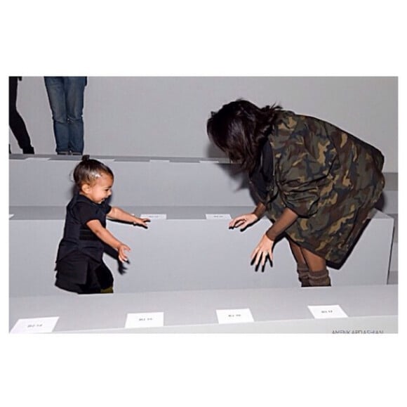 Kim Kardashian et sa fille North en train de jouer ensemble avant le début du show fashion de Kanye West, le 12 février 2015 à New York.