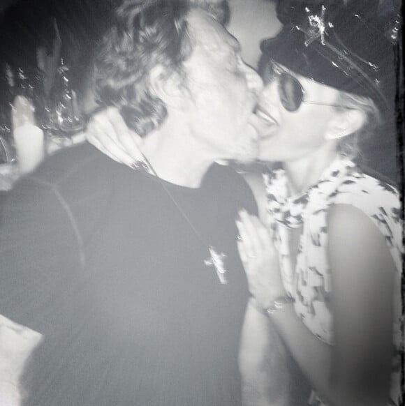 Johnny Hallyday et Laeticia s'embrassent pour la Saint-Valentin, le 14 février 2015.
