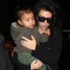 Kim Kardashian et sa fille North à l'aéroport JFK à New York. Le 16 février 2015.