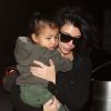 Kim Kardashian et sa fille North à l'aéroport JFK à New York. Le 16 février 2015.