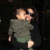 Kim Kardashian et sa fille North à l'aéroport JFK à New York. Le 16 février 2015.