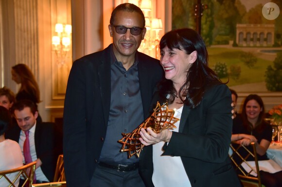 Le réalisateur Abderrahmane Sissako et la gagnante, la productrice Sylvie Pialat pour le film 'Timbuktu' - Dîner des producteurs et remise du prix "Daniel Toscan du Plantier" au Four Seasons Hotel George V à Paris le 16 février 2015.