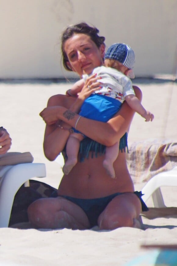 Exclusif - Laura Zazzara, compagne de Marco Verratti, avec leur fils Tommaso, le 11 juillet 2014 sur une plage d'Ibiza.