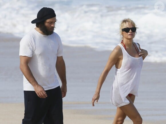 Pamela Anderson et son mari Rick Salomon passent une journée sur une plage à Hawaii Le 27 décembre 2014