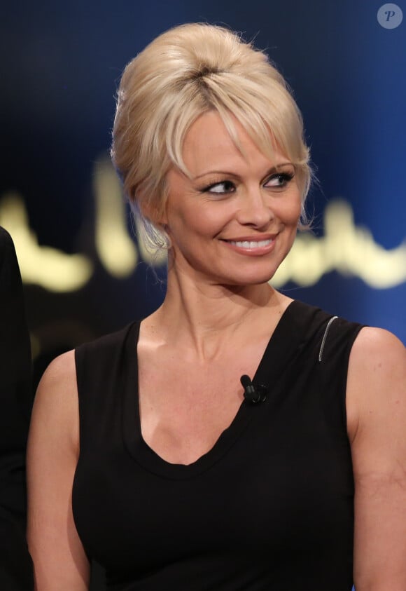 Pamela Anderson sur le plateau de l'émission "Skavlan" à Stockholm, le 23 octobre 2014.