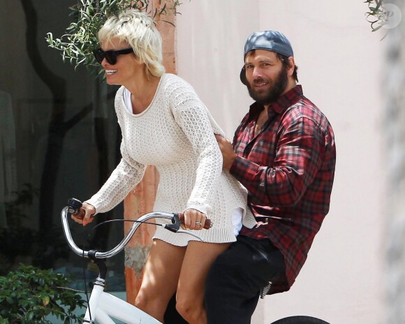Pamela Anderson fait du vélo avec son mari Rick Salomon à Malibu, le 8 juin 2014. Pamela fait du vélo pour deux! 