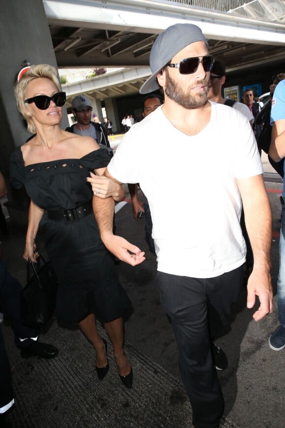 Pamela Anderson, attendue par de nombreux fans à qui elle a signé des autographes, arrive avec son mari Rick Salomon à l'aéroport de Nice pour le festival de Cannes. L'actrice et son mari se sont ensuite rendus à l'hôtel Eden Roc au Cap d'Antibes. Le 13 mai 2014