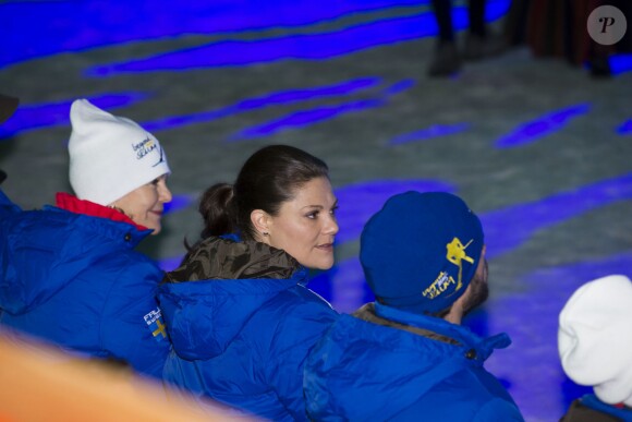 La princesse Victoria de Suède entre la reine Silvia et le prince Carl Philip lors de la cérémonie d'ouverture des championnats du monde de ski nordique, le 18 février 2015 à Falun, dans le centre du pays.