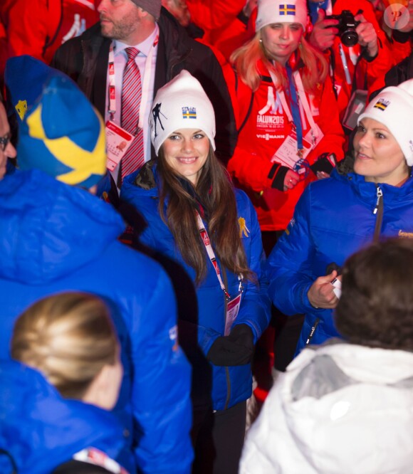 Sofia Hellqvist et la princesse Victoria de Suède lors de la cérémonie d'ouverture des championnats du monde de ski nordique, le 18 février 2015 à Falun, dans le centre du pays.