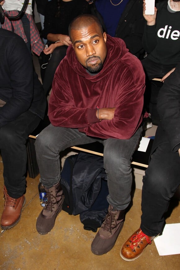 Kanye West assiste au défilé Jeremy Scott automne-hiver 2015 aux Milk Studios. New York, le 18 février 2015.