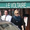 Charlize Theron sort du restaurant "Le Voltaire" après y avoir déjeuné à Paris, le 19 février 2015.