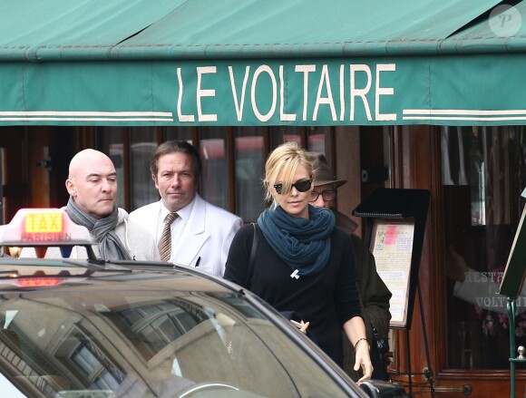 Charlize Theron sort du restaurant "Le Voltaire" après y avoir déjeuné à Paris, le 19 février 2015.