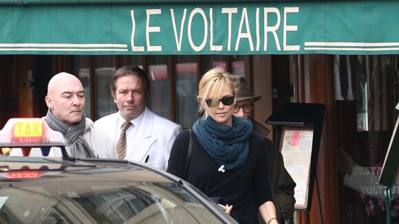 Charlize Theron solitaire à Paris pendant que Sean Penn rencontre le président