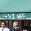 Charlize Theron sort du restaurant "Le Voltaire" après y avoir déjeuné à Paris, le 19 février 2015.