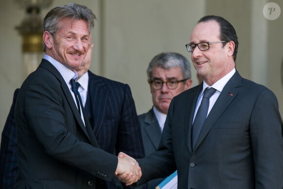 François Hollande recevait l'acteur Sean Penn, fondateur de la J/P Haitian Relief Organisation, à l'Elysée, Paris, le 19 février 2015.