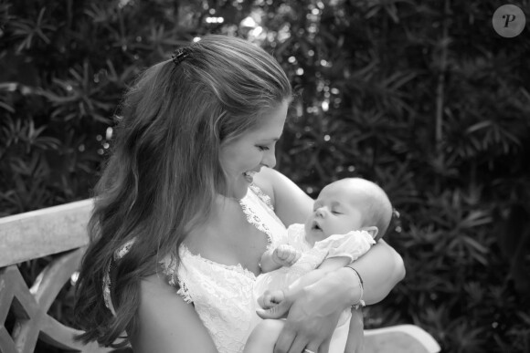 Photo officielle après la naissance de la princesse Leonore de Suède, le 20 février 2014, et avant son baptême, en juin