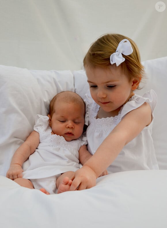 La princesse Leonore de Suède et sa cousine la princesse Estelle, en avril 2014