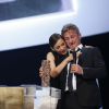Marion Cotillard remet à Sean Penn le César d'honneur - 40e cérémonie des César au théâtre du Châtelet à Paris, le 20 février 2015
