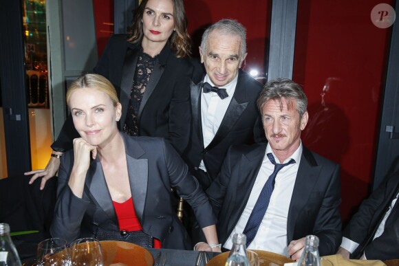 Alain Terzian sa femme Prune et Charlize Theron (bijoux Cartier), Sean Penn - Dîner au Fouquet's lors de la 40e cérémonie des César à Paris le 20 février 2015.