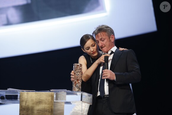Marion Cotillard et Sean Penn (césar d'honneur) - 40e cérémonie des César au théâtre du Châtelet à Paris, le 20 février 2015.