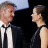 Marion Cotillard et Sean Penn (césar d'honneur) - 40e cérémonie des César au théâtre du Châtelet à Paris, le 20 février 2015.