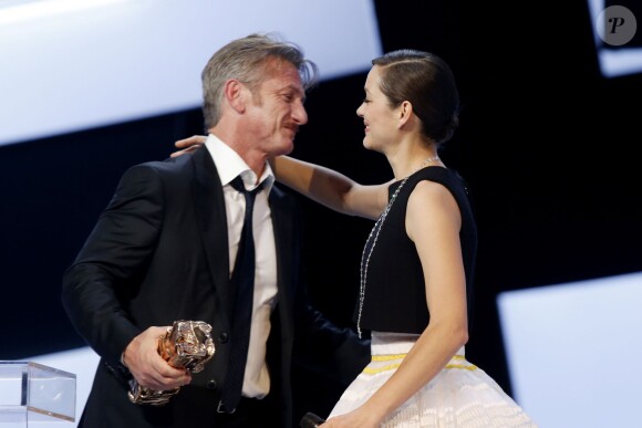 Marion Cotillard et Sean Penn (césar d'honneur) - 40e cérémonie des César au théâtre du Châtelet à Paris, le 20 février 2015.
