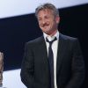 VIDEO - Sean Penn reçoit le César d'honneur devant sa compagne Charlize Theron, pendant la 40e cérémonie des César du Cinéma.